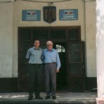 Hr. Dr. Helmut Heidinger und Bürgermeister Alinel Narita vor der Primaria Lenauheim