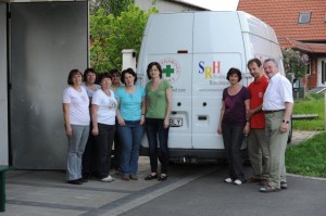 Personen von links nach rechts: Inge Marx, Luise Grabin, Marianne Scheucher, Angela Monschein, Gabriele Wagnes, Lydia Brabec, Ritta Popa, Dr Adrian Popa und Helmut Kahr. Durchführende Organisation: Sozialkreis der Pfarre Mettersdorf am Saßbach